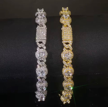 White diamond-studded bracelet with 7.5mm silver finish, intense sparkle and unique presence to elevate your style. TS Jewels 💎☀️